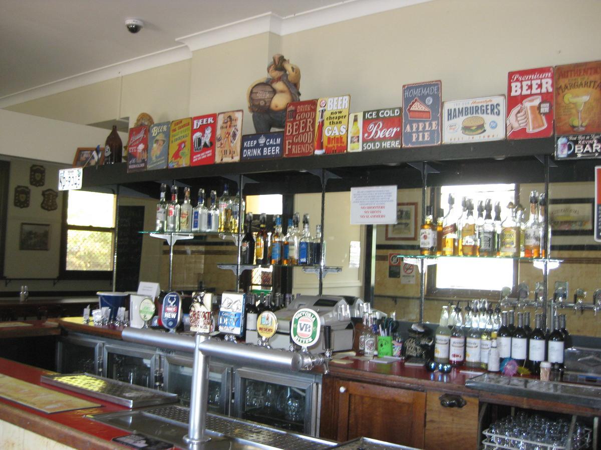 The Cowra Hotel Екстериор снимка